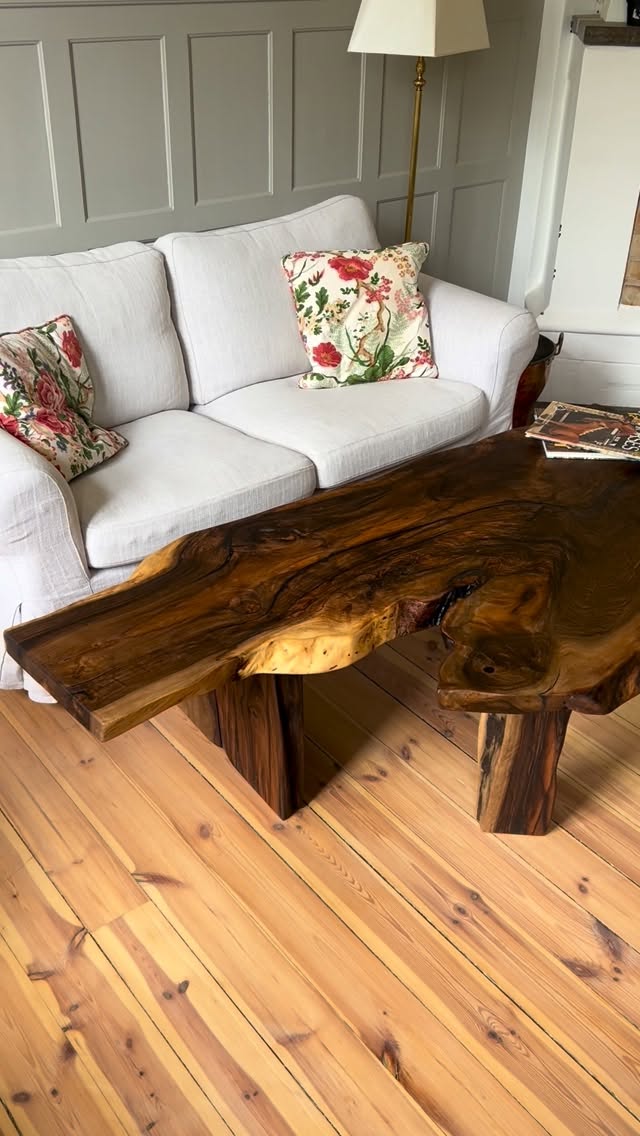 Nytt soffbord i massiv turkisk valnöt som precis levererats till kund ✨ Turkisk valnöt är “premium-versionen” av valnöt